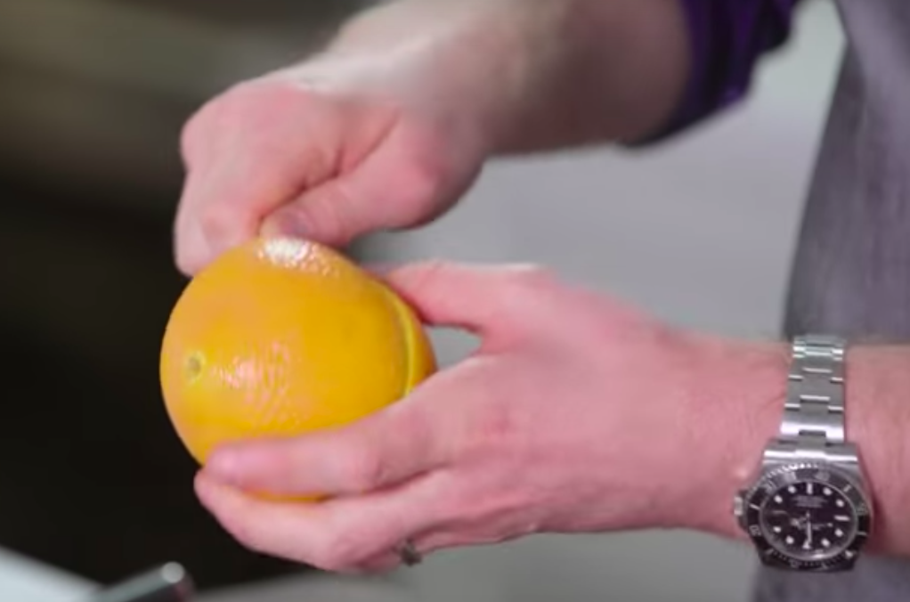 Having trouble peeling an orange? Not if you use a spoon! This is how