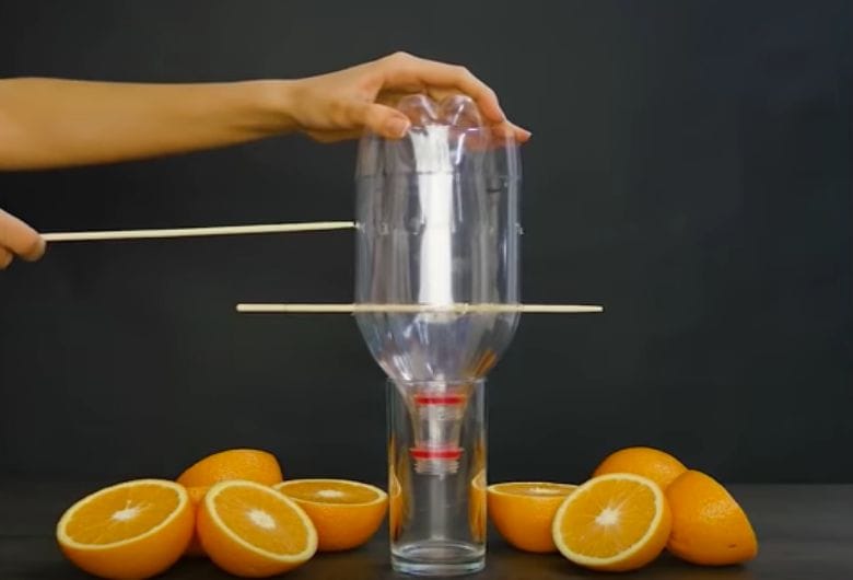 Want to make orange juice but don't have a juicer? This is how you easily make one yourself!