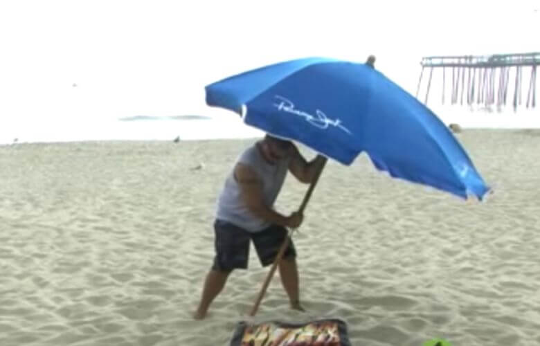 With this clever trick your beach umbrella will never blow away again