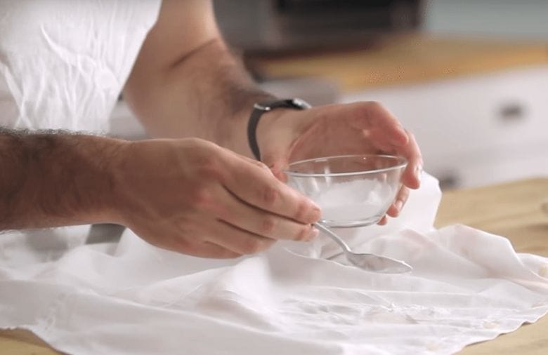 Using bleach to whiten your clothes? This is the best way to do it