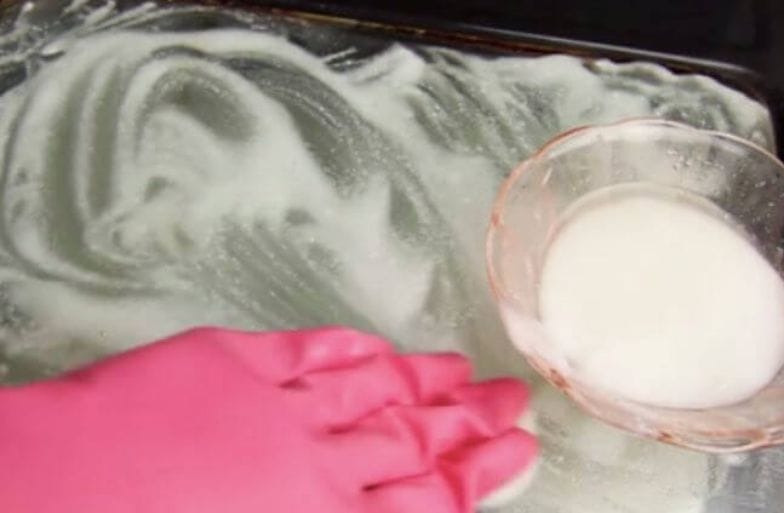 This is how you clean a greasy oven door